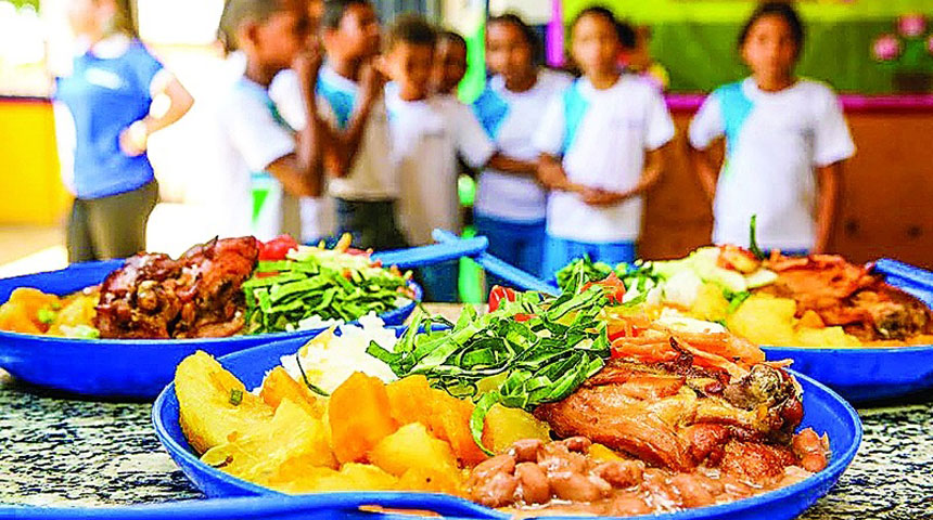 Merenda escolar: estudantes podem receber alimentos mas não dinheiro da verba federal